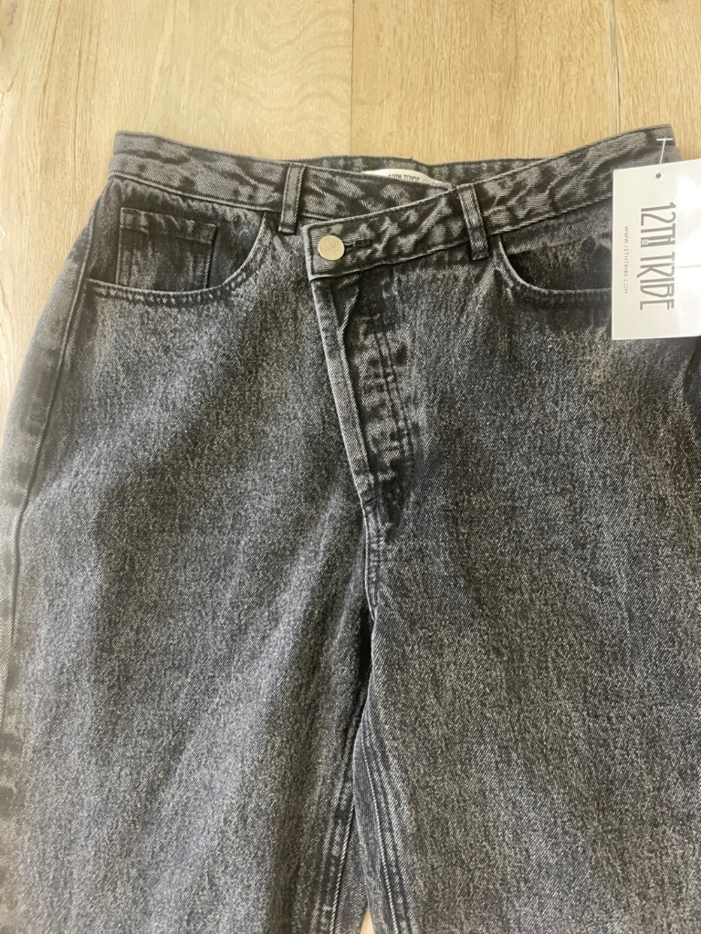 NWT 12th Tribe Asymmetrical Waist Dylan Jeans Size 28 - Picture 3 of 8